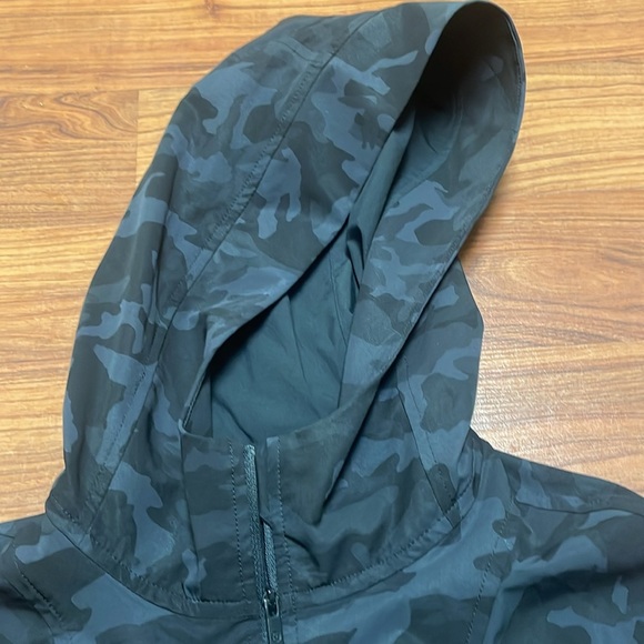 Lululemon Pack It Up Jacket in black/camo with hood size 2 - Picture 11 of 15